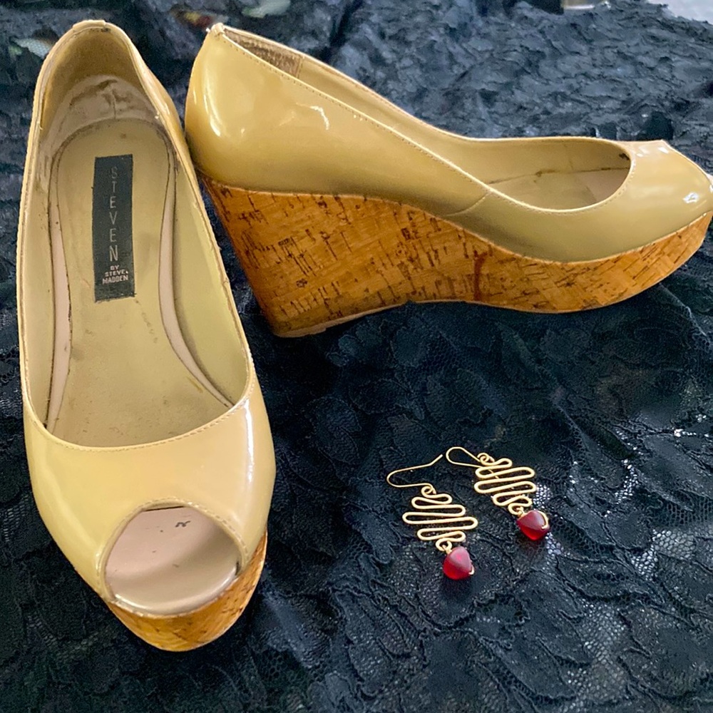 Tan Steve Madden shoes, ready for the sun!